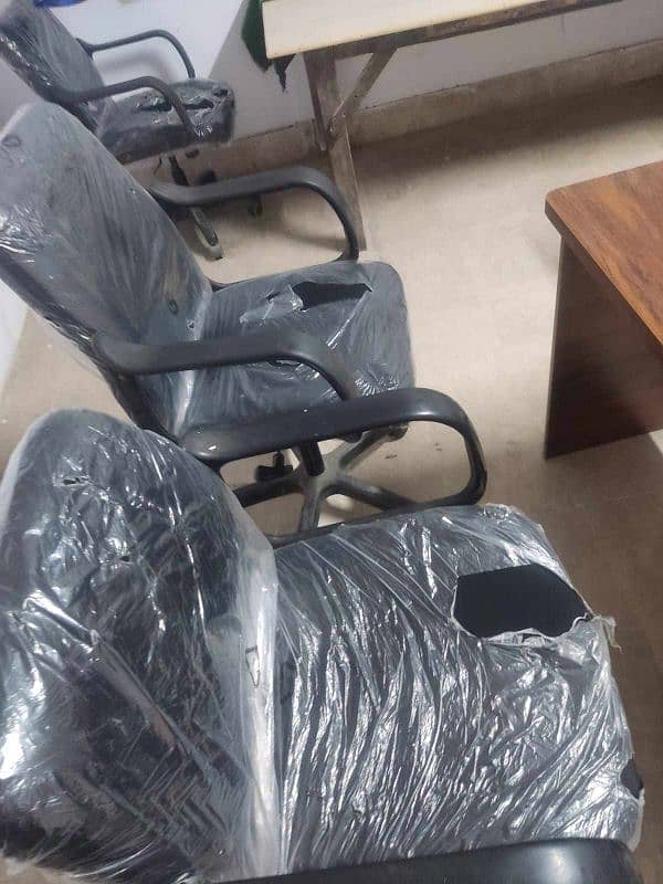 cheap office chairs ,almost new 6000Rs per chair 1