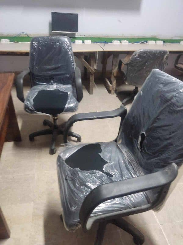 cheap office chairs ,almost new 6000Rs per chair 2