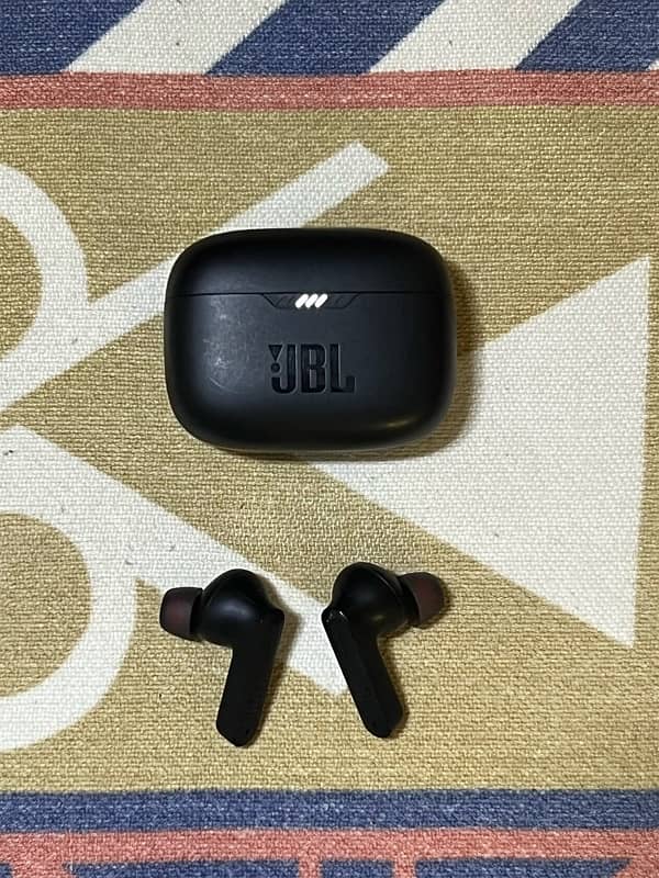 Jbl Tune 230NC TWS Earbuds with Silicone case and original jbl wire. 2