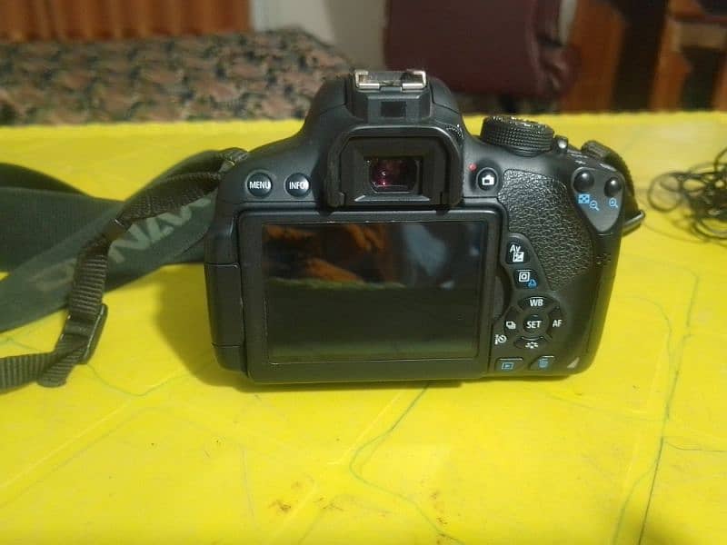 DSLR  CAMERA CANON EOS 700D 3