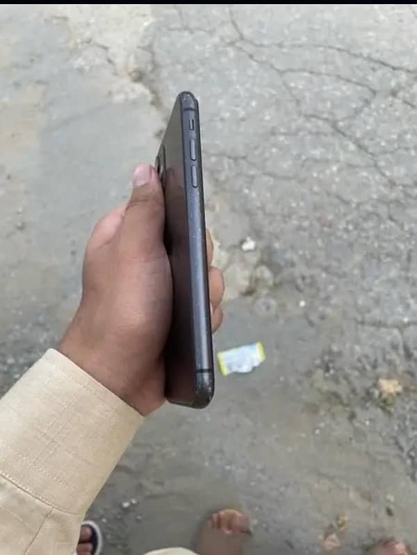 IPHONE 11 with box Exchange possible 4