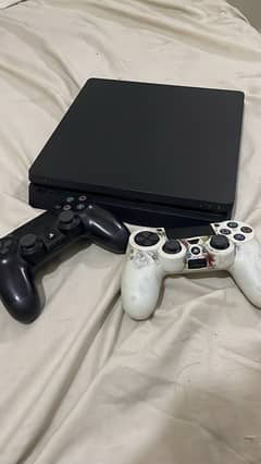 Ps4 slim 500gb with two controllers