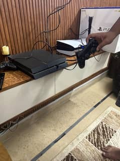 PS4 1 TB  Fat with 2 original controller no jail break , one hand used