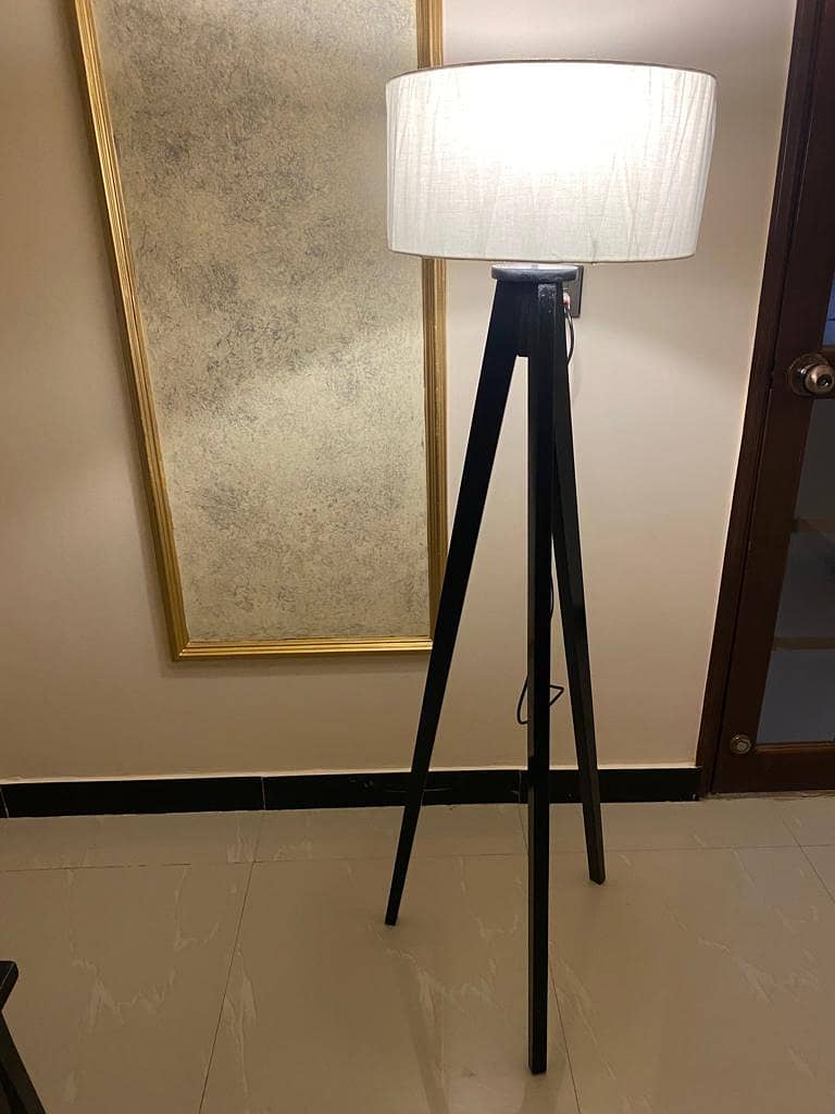 Fantasy Tripod wooden floor lamp 4