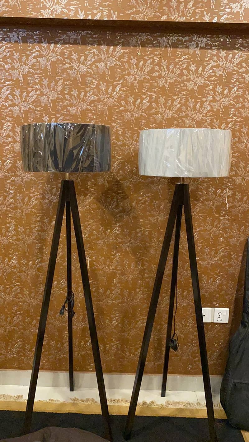 Fantasy Tripod wooden floor lamp 6