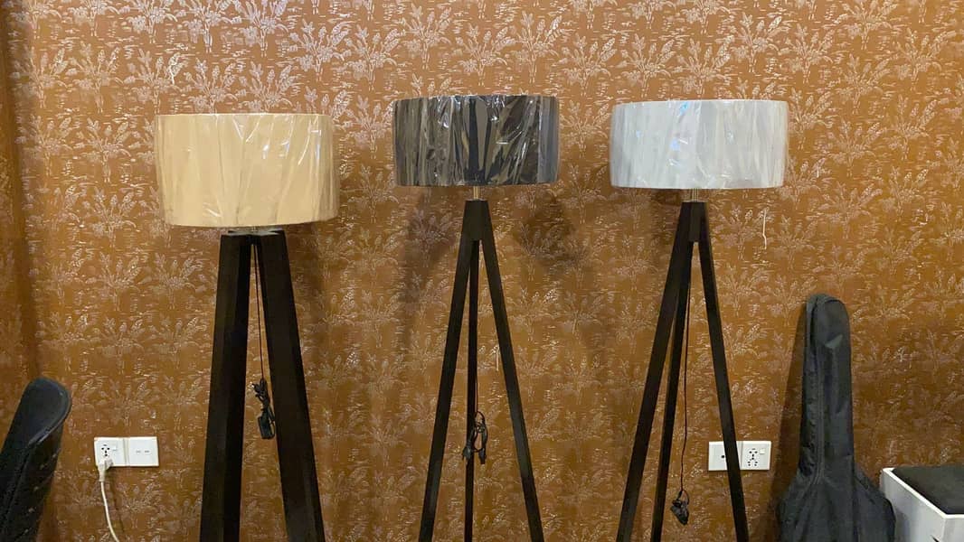 Fantasy Tripod wooden floor lamp 7