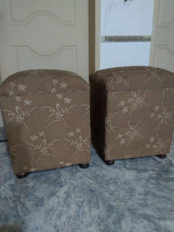 2 puffies stools in v good condition 0