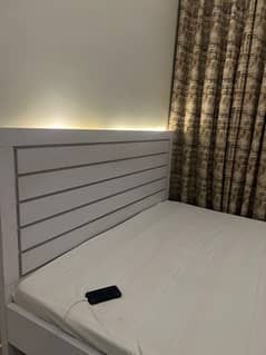 white lux bedset with sliding cupboards