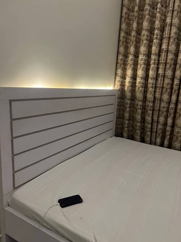 white lux bedset with sliding cupboards 0