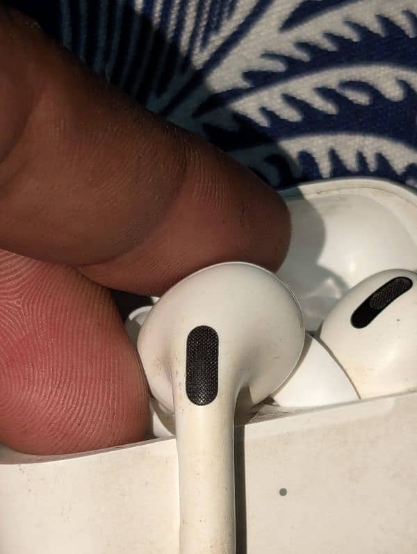 airpods pro Original 101% right sight khrab hai 3