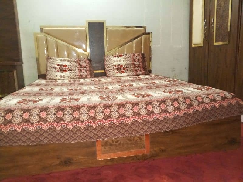 bed & show case + 3setwali almari 0