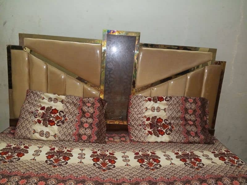 bed & show case + 3setwali almari 1