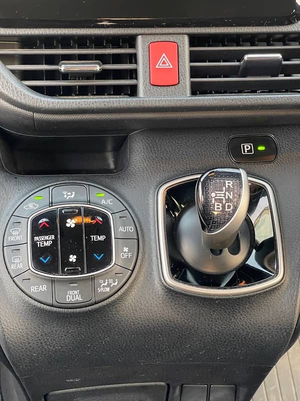 Toyota Noah 2019 5