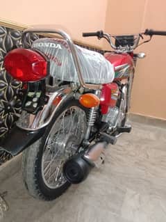 Honda 125 Karachi num orignle bike . 23 k 10 mahiny ki ha 0