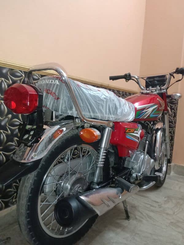 Honda 125 Karachi num orignle bike . 23 k 10 mahiny ki ha 1