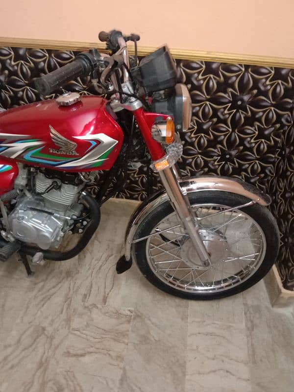 Honda 125 Karachi num orignle bike . 23 k 10 mahiny ki ha 2