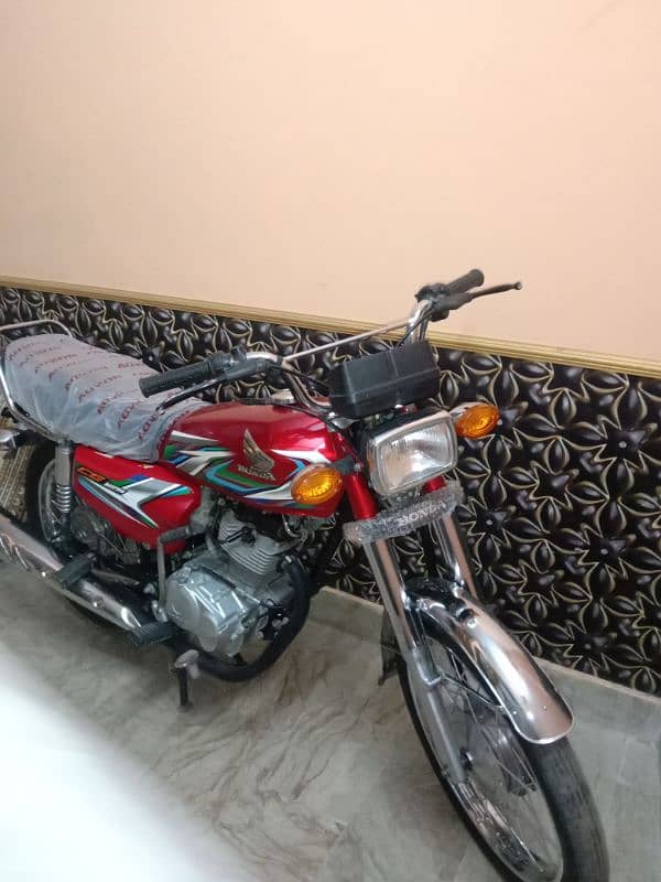 Honda 125 Karachi num orignle bike . 23 k 10 mahiny ki ha 3