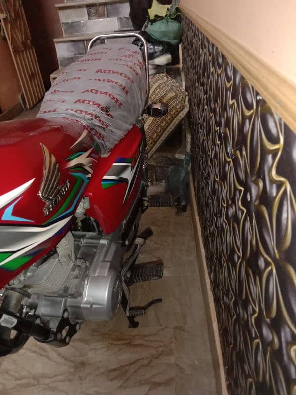 Honda 125 Karachi num orignle bike . 23 k 10 mahiny ki ha 5