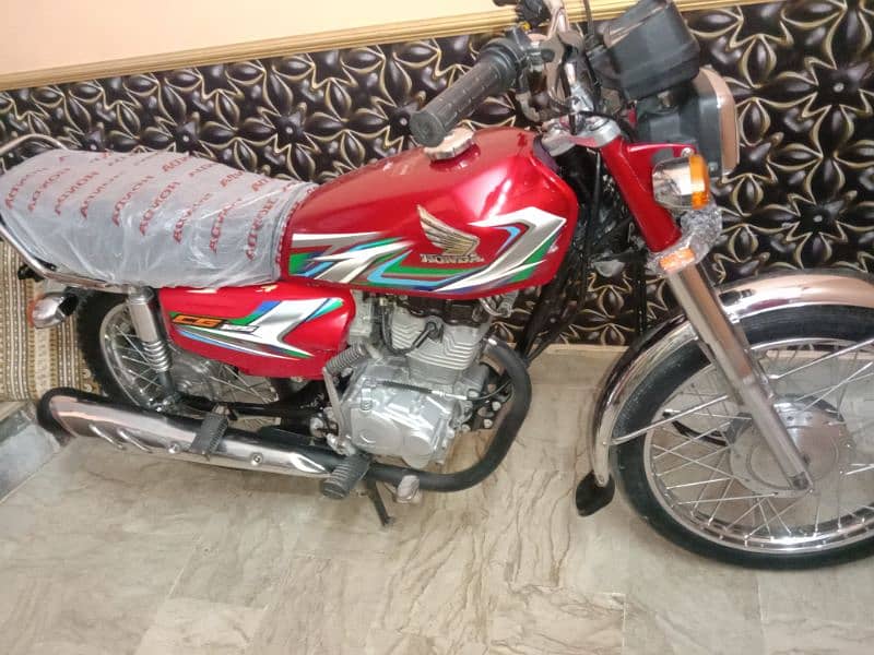 Honda 125 Karachi num orignle bike . 23 k 10 mahiny ki ha 6