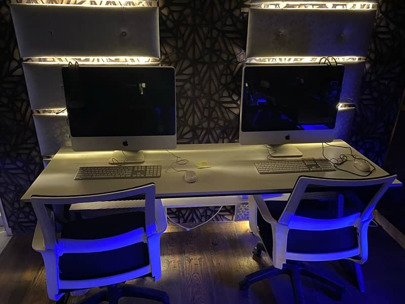 Apple computers complete set with gaming table chairs and head sets 1