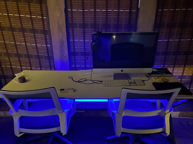 Apple computers complete set with gaming table chairs and head sets 2