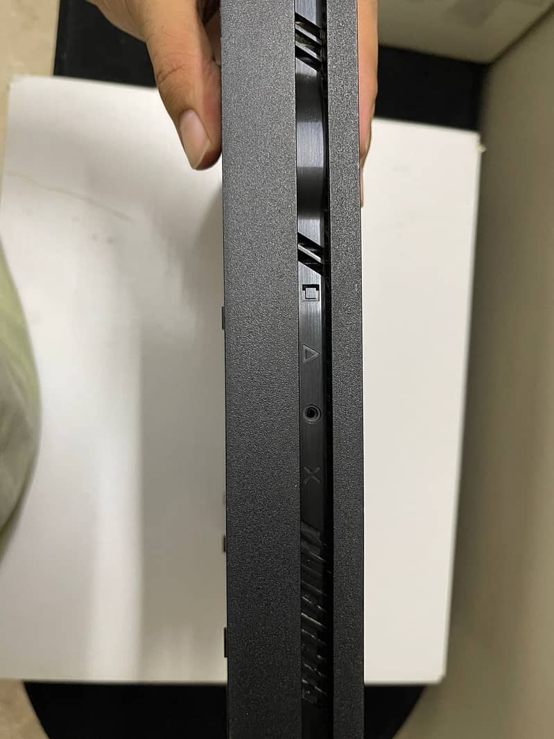 PS4 SLIM 1TB FOR SALE 2