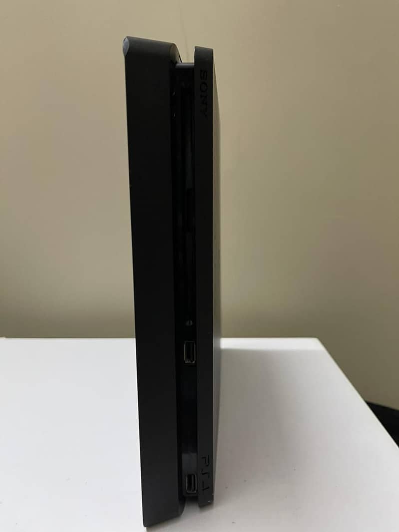 PS4 SLIM 1TB FOR SALE 3