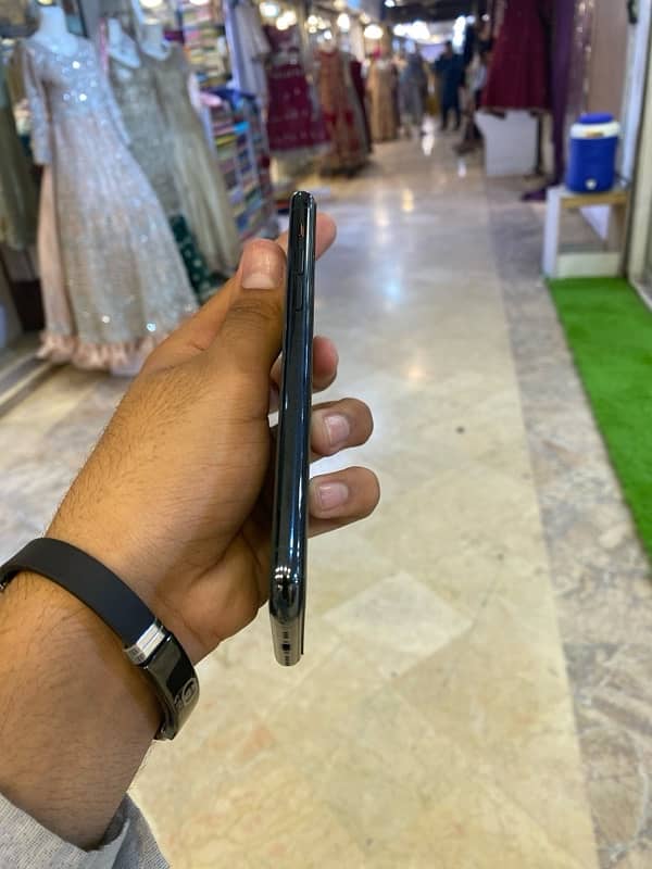 iPhone 11  pro saste me 4