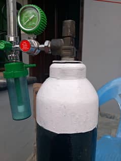 Oxygen cylinder with 2 Oxygen flowmeter