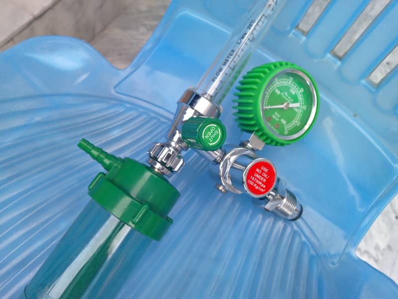 Oxygen cylinder with 2 Oxygen flowmeter 1