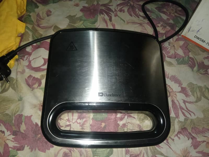 dawlance sandwich maker DWSM-7900 Like New Condition 1