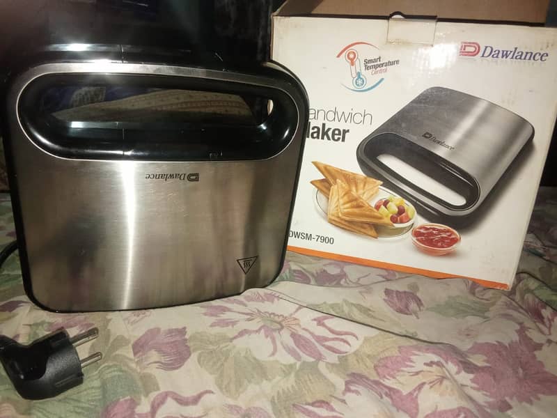 dawlance sandwich maker DWSM-7900 Like New Condition 3