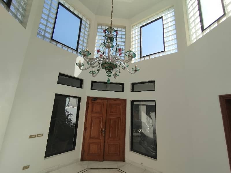 A beautiful 4 kanal house Is available for rent 0