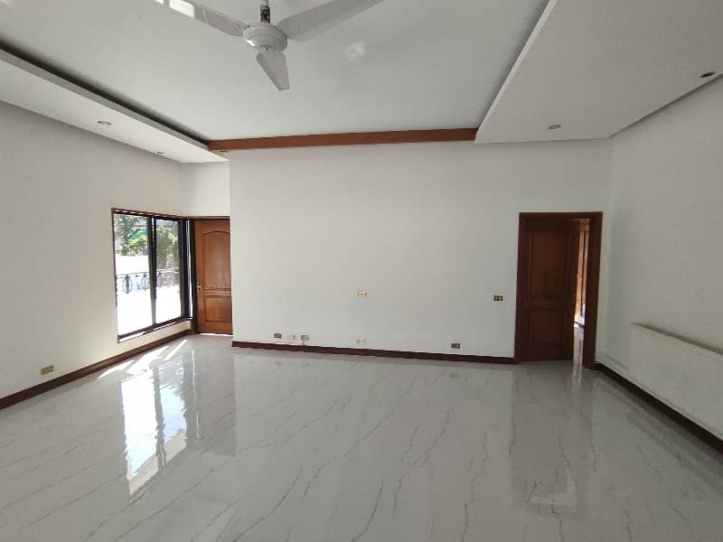 A beautiful 4 kanal house Is available for rent 3