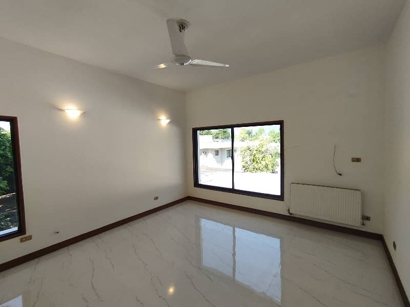 A beautiful 4 kanal house Is available for rent 5