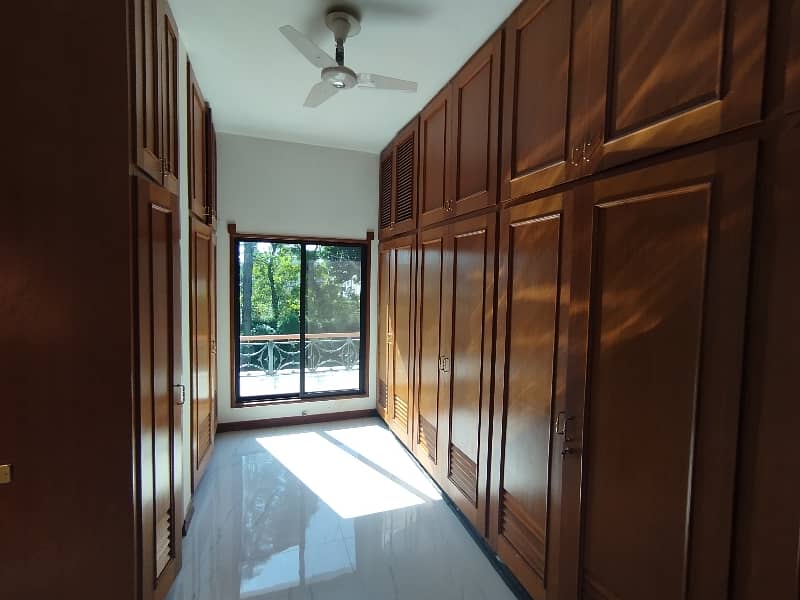 A beautiful 4 kanal house Is available for rent 7