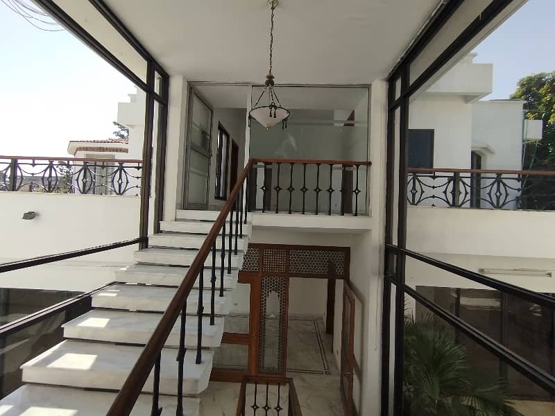 A beautiful 4 kanal house Is available for rent 8