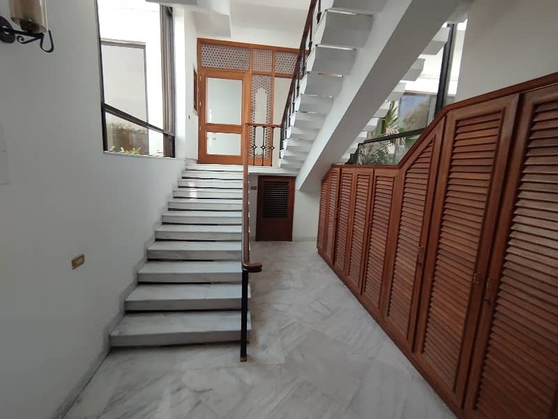 A beautiful 4 kanal house Is available for rent 9