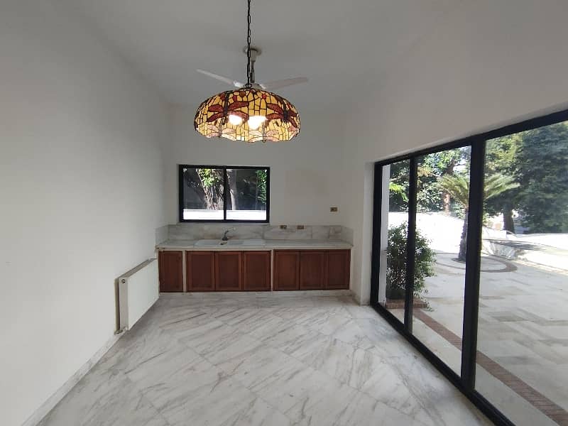 A beautiful 4 kanal house Is available for rent 11