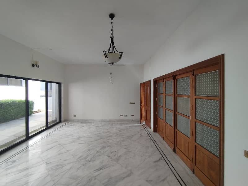 A beautiful 4 kanal house Is available for rent 12