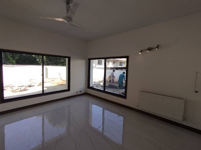 A beautiful 4 kanal house Is available for rent 14