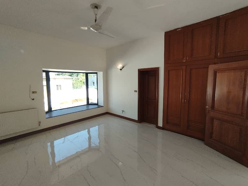 A beautiful 4 kanal house Is available for rent 16