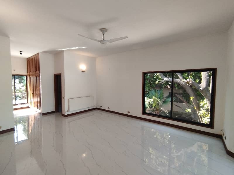 A beautiful 4 kanal house Is available for rent 19