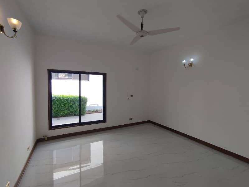 A beautiful 4 kanal house Is available for rent 21