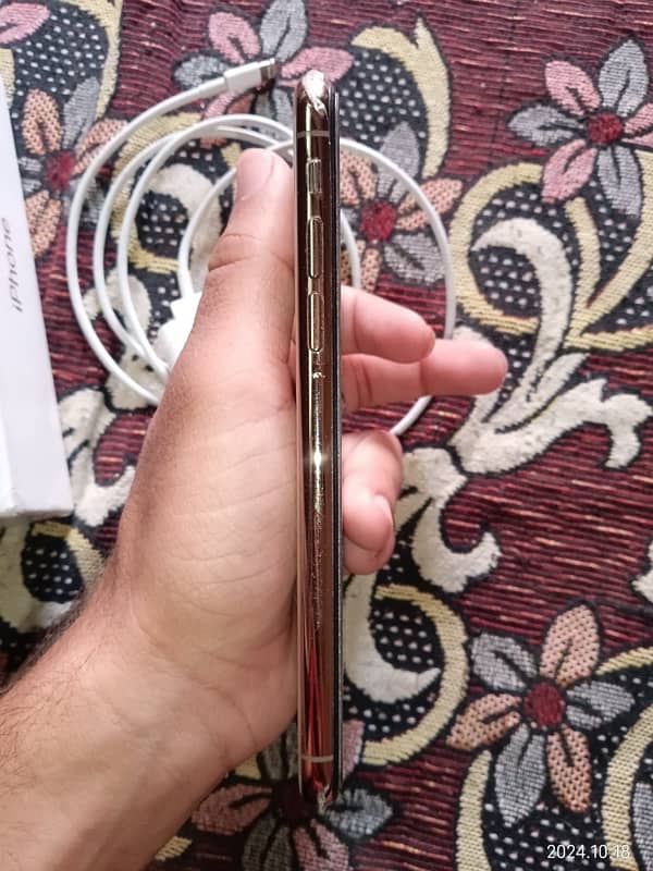 iPhone XS PTA approved. 64gb. 76%Battery. Water pack 10/10 Box+Charger. 4