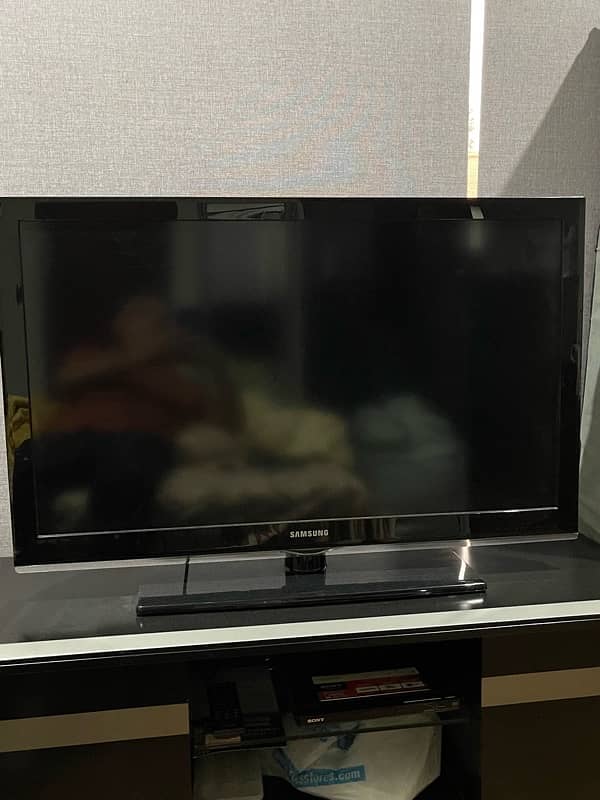 Samsung 40” LCD TV Like New With Mi Device 1