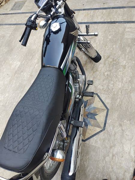 Honda 125 black 23 model 2