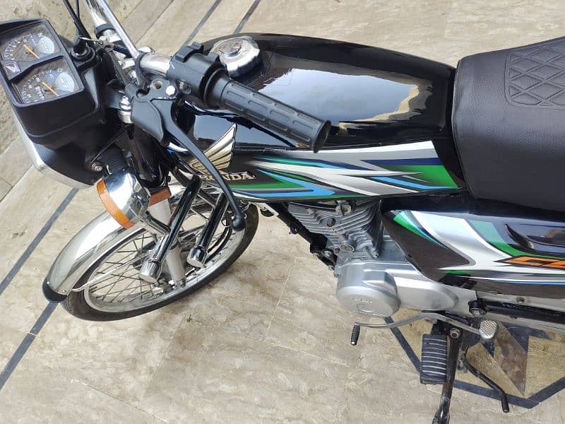 Honda 125 black 23 model 4