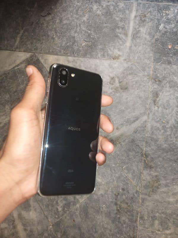 AQUOS R2 0