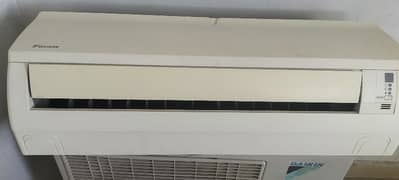 Split AC Daikin.